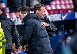 García Plaza y Simeone se saludan ayer en el Metropolitano.