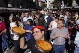 Un baserritarra, con deliciosos pasteles vascos