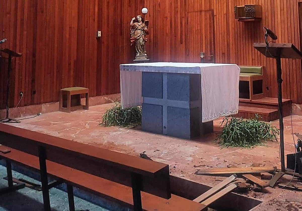 Desperfectos en el altar de la capilla del camposanto.