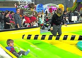 Varios pequeños se divierten en la pasada edición de la cita.