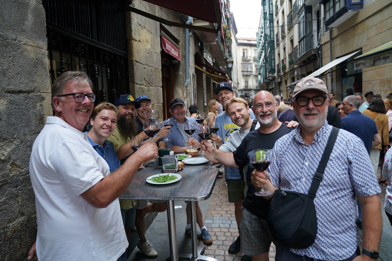 Un grupo de turistas toma un aperitivo en el Casco Viejo de Bilbao