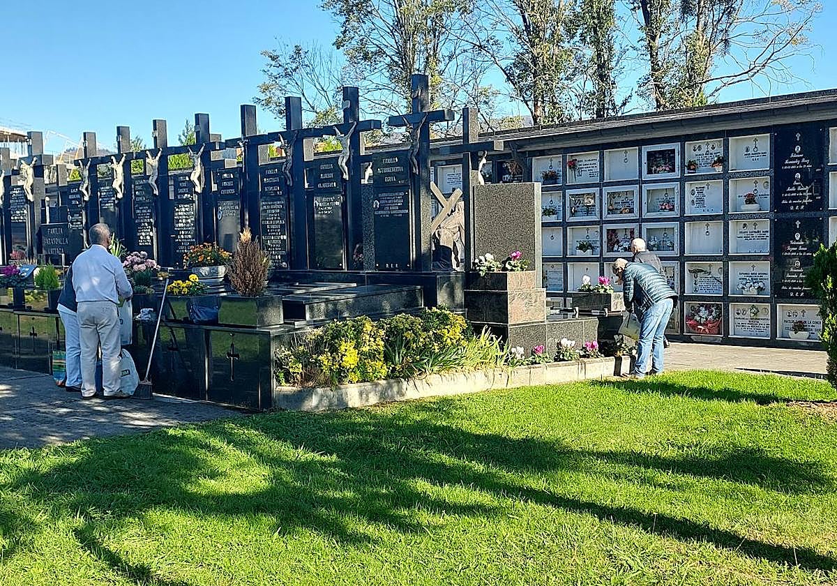 El cementerio de Durango ya lucía este martes la típica estampa ante la festividad de Todos los Santos