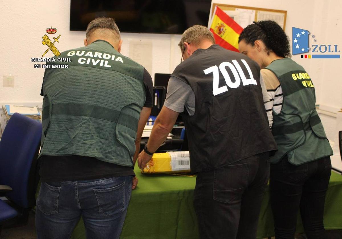 Imagen principal - Detenido en Muskiz tras recibir 1,4 kilos de cocaína procedente de Colombia dentro de una pieza metálica