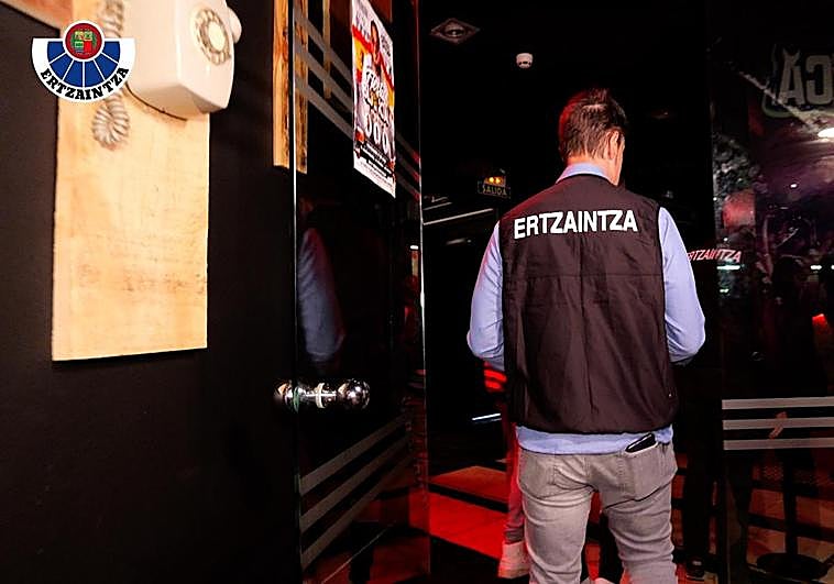 Un agente inspecciona una de las discotecas vascas.