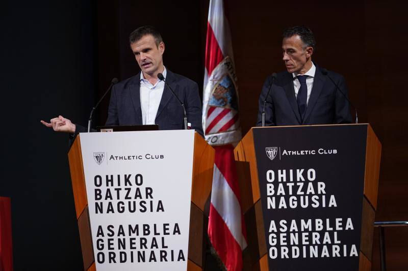 Jon Uriarte y Jon Berasategi, ante los socios.