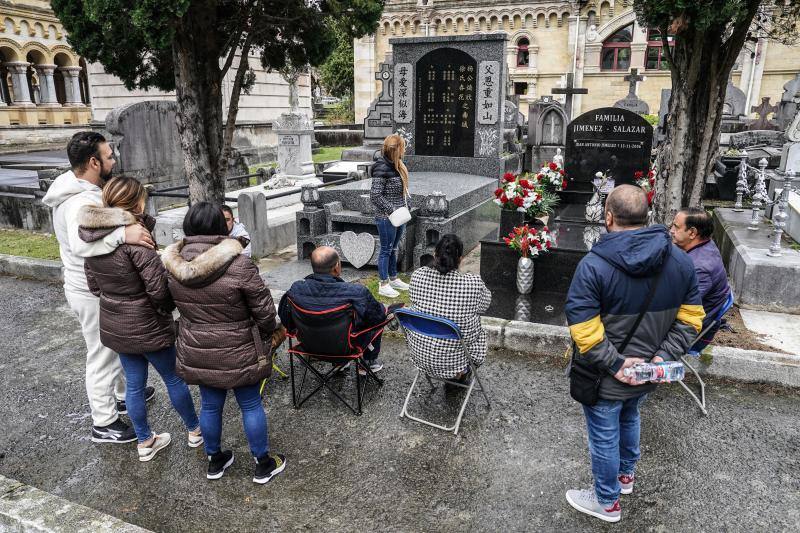 Miles de vizcaínos peregrinan a los cementerios en el Día de Todos los Santos