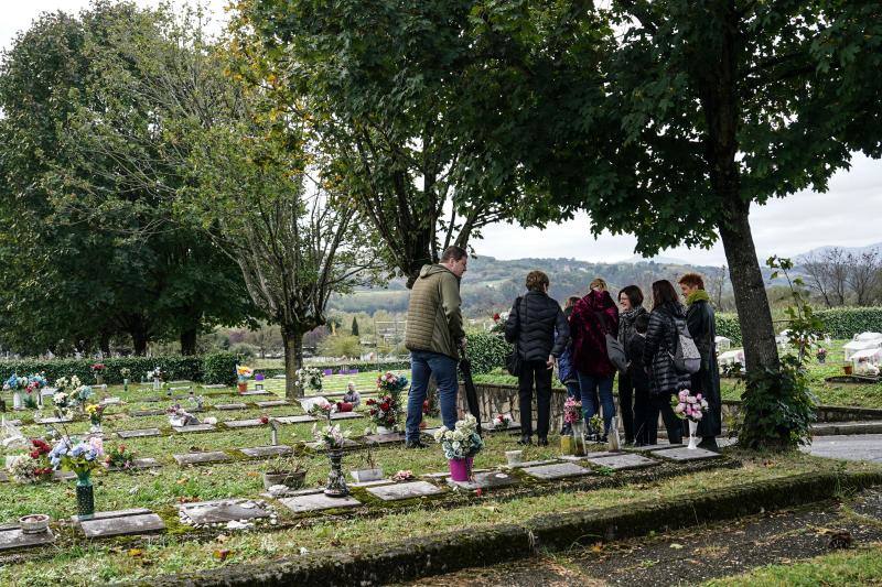 Miles de vizcaínos peregrinan a los cementerios en el Día de Todos los Santos