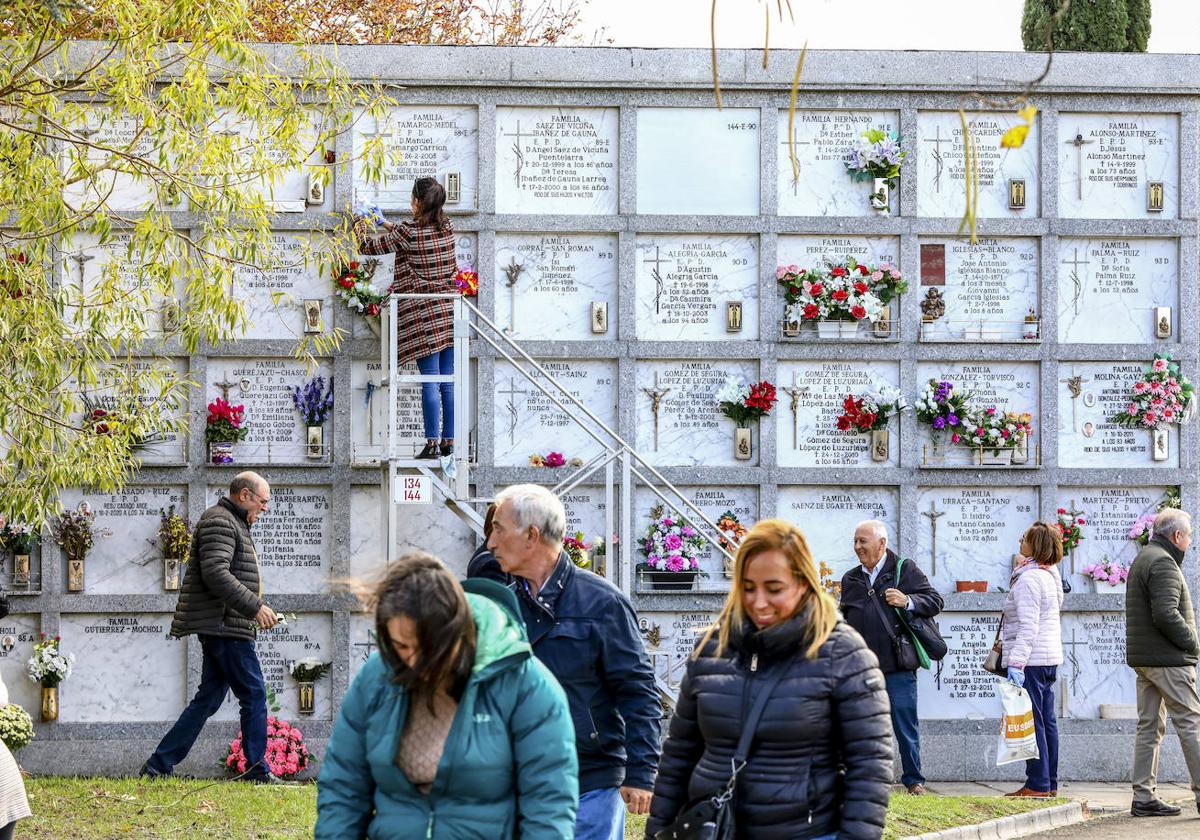 Ha sido una jornada de adecentar los nichos y aflorar los recuerdos en el cementerio de El Salvador.