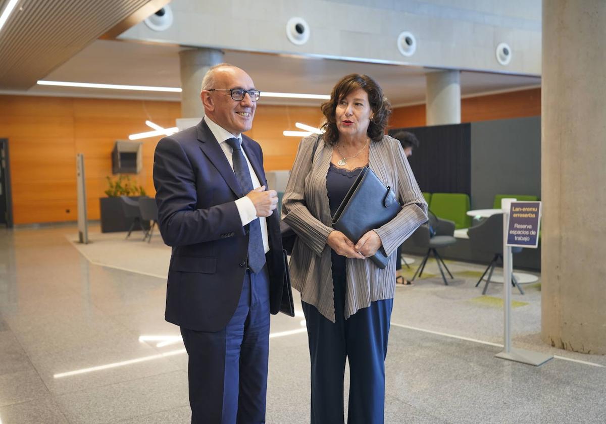 Ramiro González e Itziar Gonzalo, en el último Consejo Vasco de Finanzas.