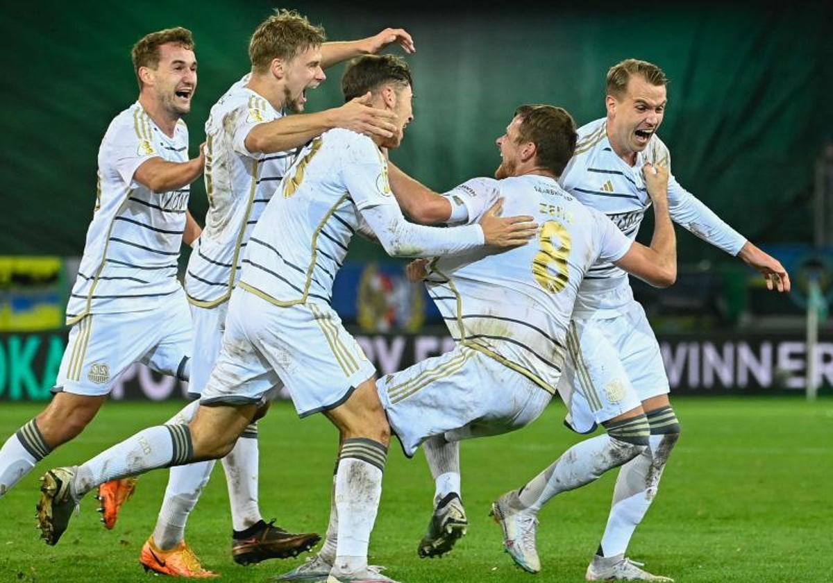 Los jugadores del Saarbruecken celebran el gol en el último minuto que les dio la clasificación