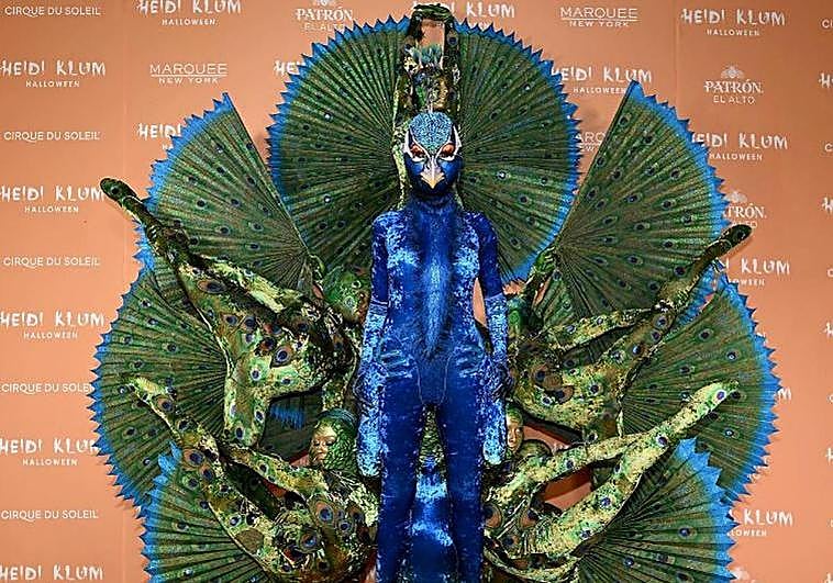 Heidi Klum con su drifraz de pavo real en Halloween.