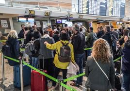 Largas colas de pasajeros afectados en la terminal de Loiu.