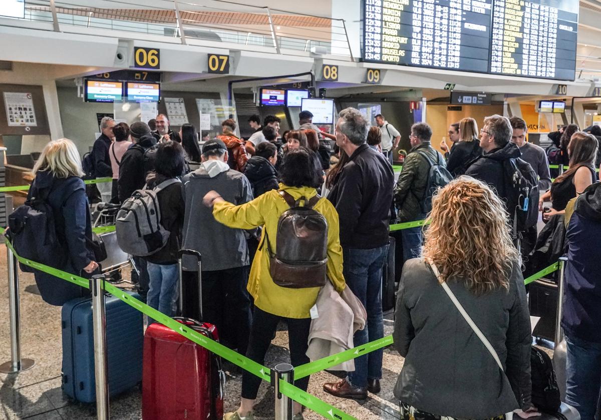 Largas colas de pasajeros afectados en la terminal de Loiu.