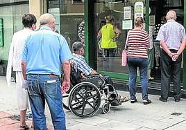 Clientes guardan cola para hacer sus trámites en una sucursal bancaria.