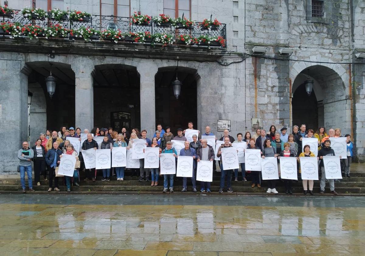 Concentración de esta mañana en Llodio en defensa del euskera.