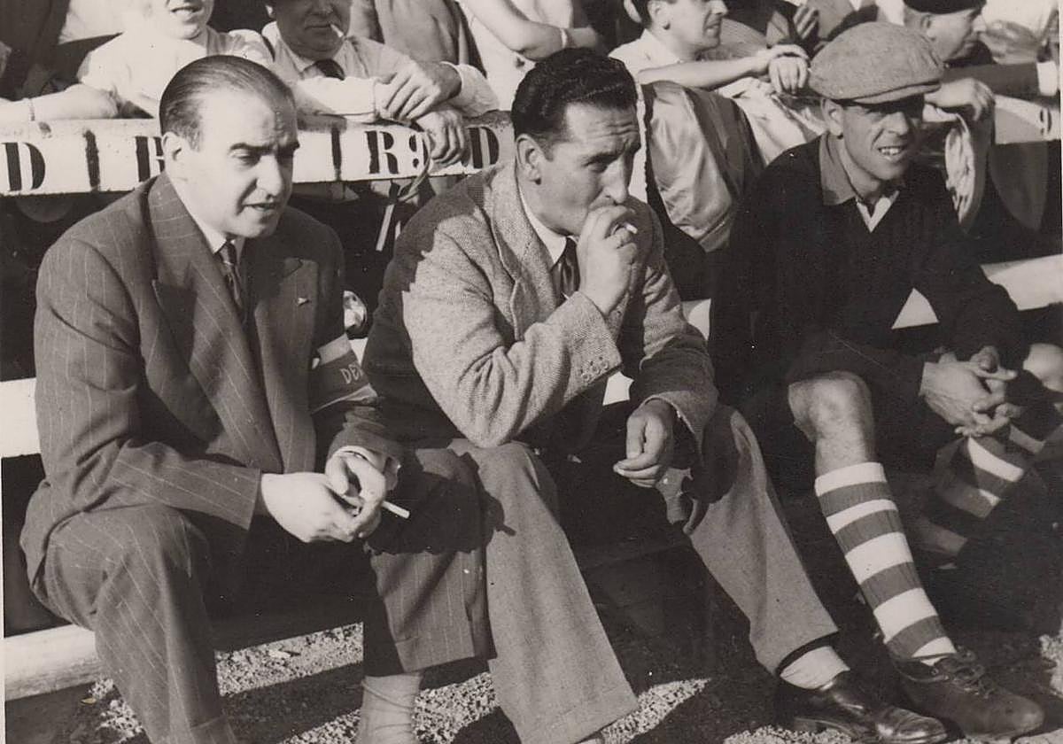 Calderón, con gorra, en el banquillo de Mendizorroza.