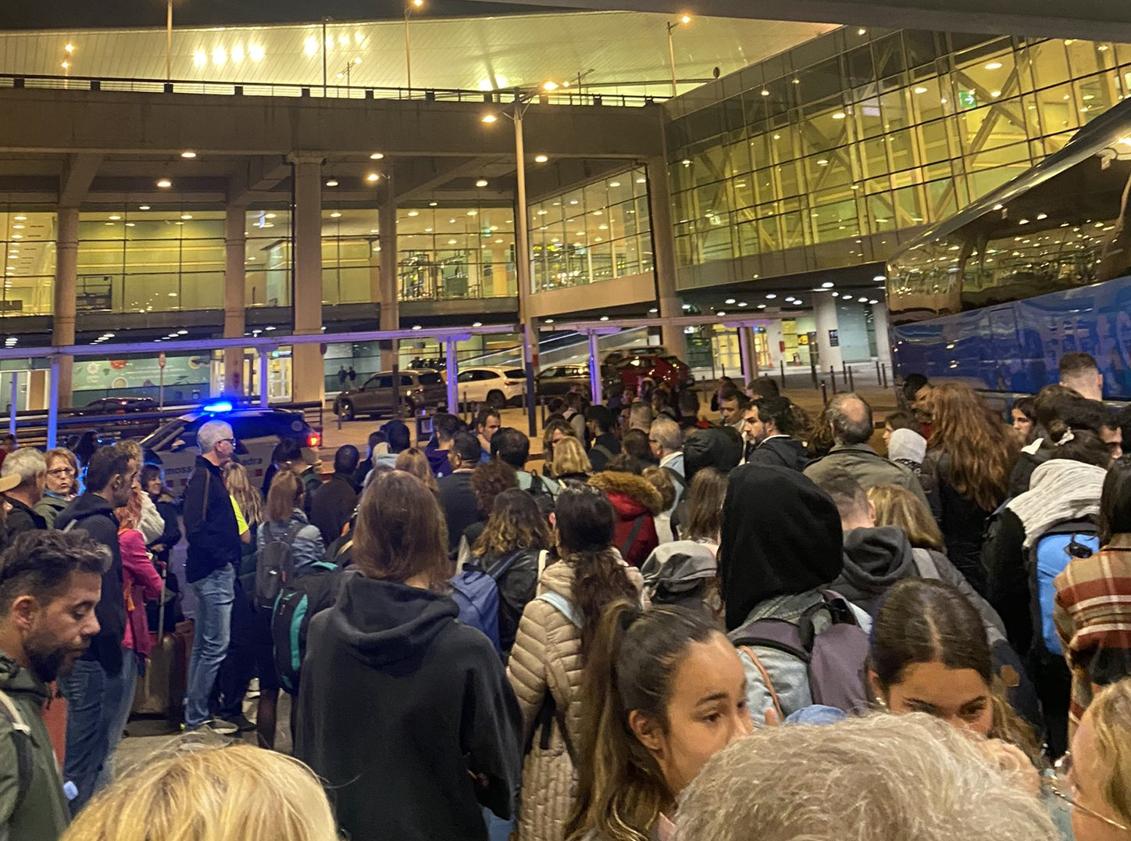 Imagen principal - Pasajeros desviados a Barcelona cortan el tráfico y se amotinan en El Prat tras pasar la noche en la calle