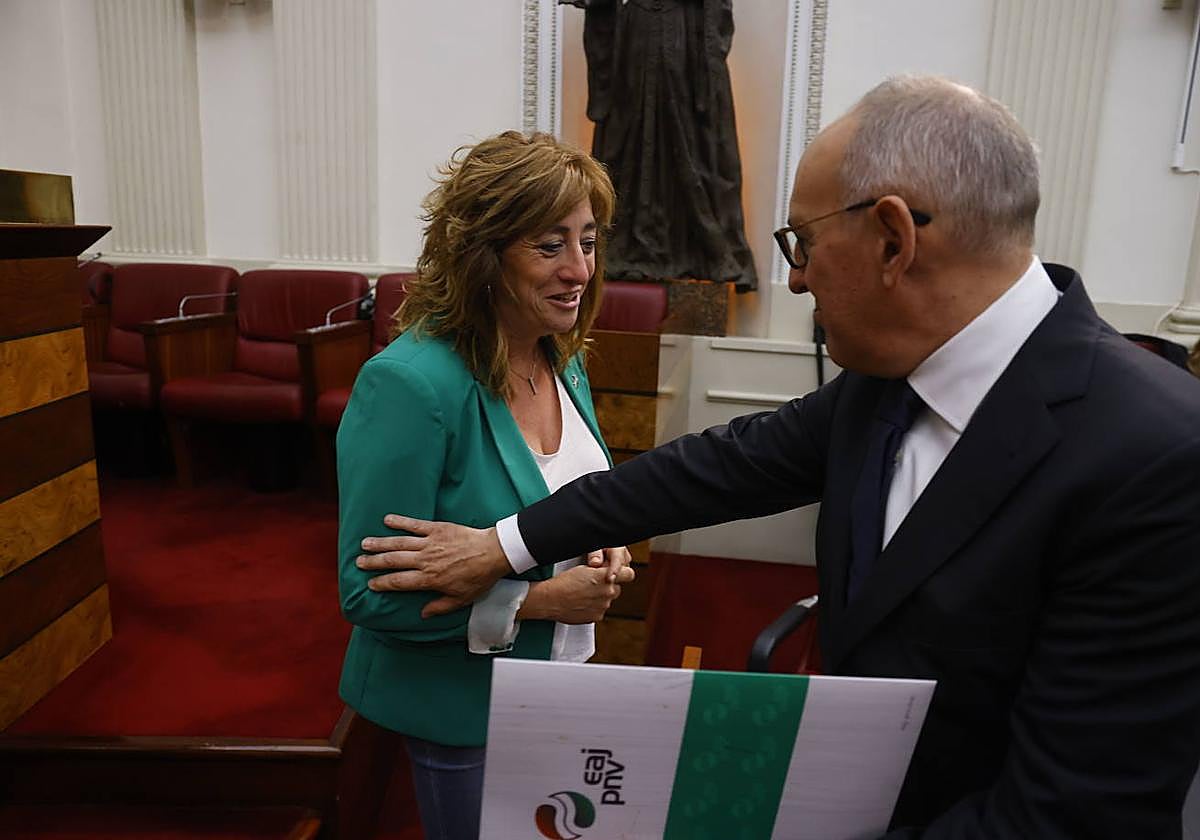 Eva López de Arroyabe (EH Bildu) y el diputado general, Ramiro González, en el pleno de investidura.