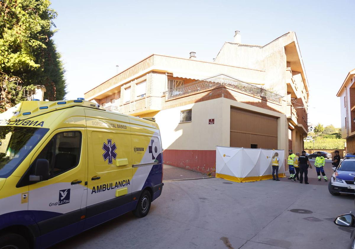 Medios sanitarios y de la Ertzaintza en la bodega de Lanciego donde hace un mes murieron dos hombres.