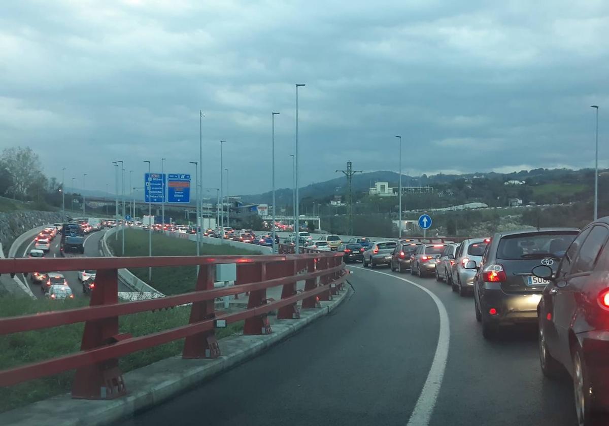 Mañana de importantes retenciones en la mayoría de los accesos a Bilbao