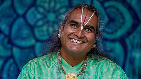Izurtza recibe al maestro espiritual hindú Paramahamsa Vishwananda