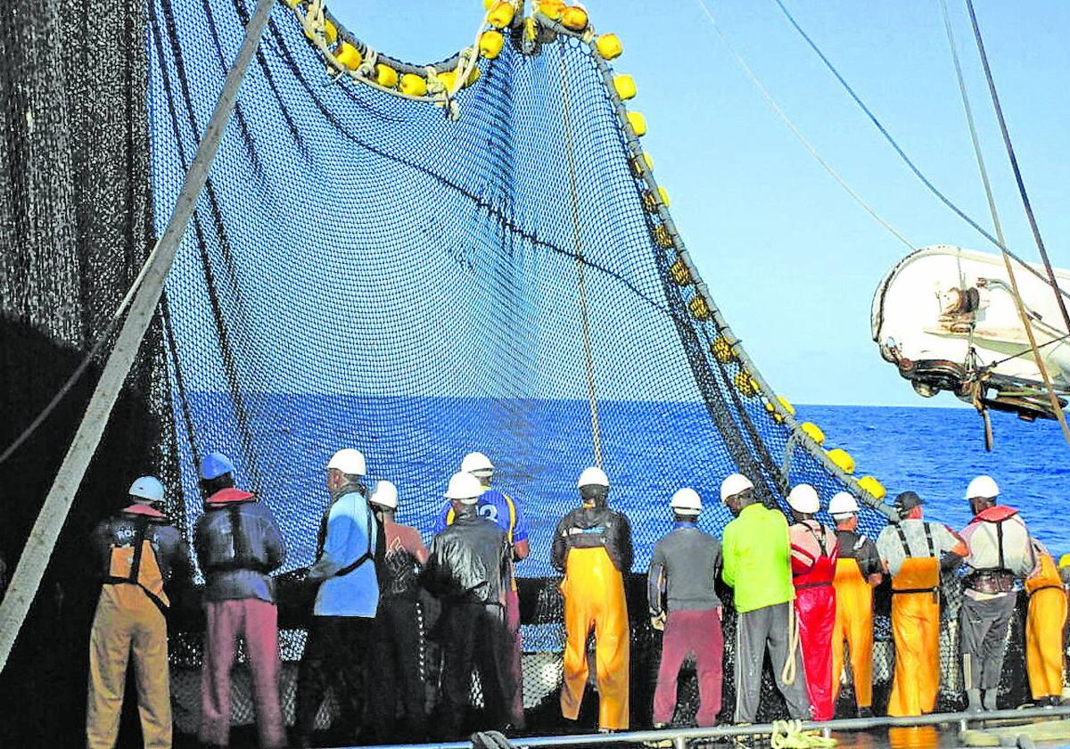 Tripulantes de un atunero de Bermeo que busca nuevos profesionales para hacer frente a la jubilación de parte de su tripulación.