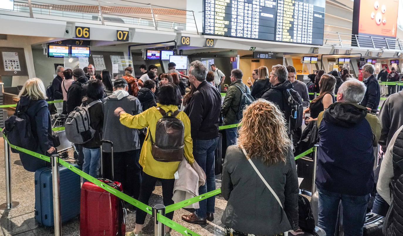 Actividad frenética en Loiu. El aeropuerto (arriba) registró un día muy movido con 13 vuelos cancelados a primera hora y alguno más que se sumó durante la jornada por meterología adversa en destino.