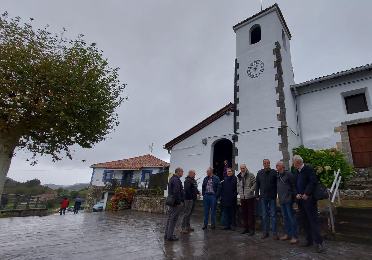 El Obispo de Bilbao, Joseba Segura, ha reinaugurado este jueves al mediodía el reloj de la iglesia del barrio Gabika de Ereño.