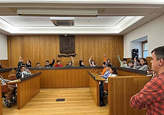 Miembros del Consejo Infantil en el salón de plenos.
