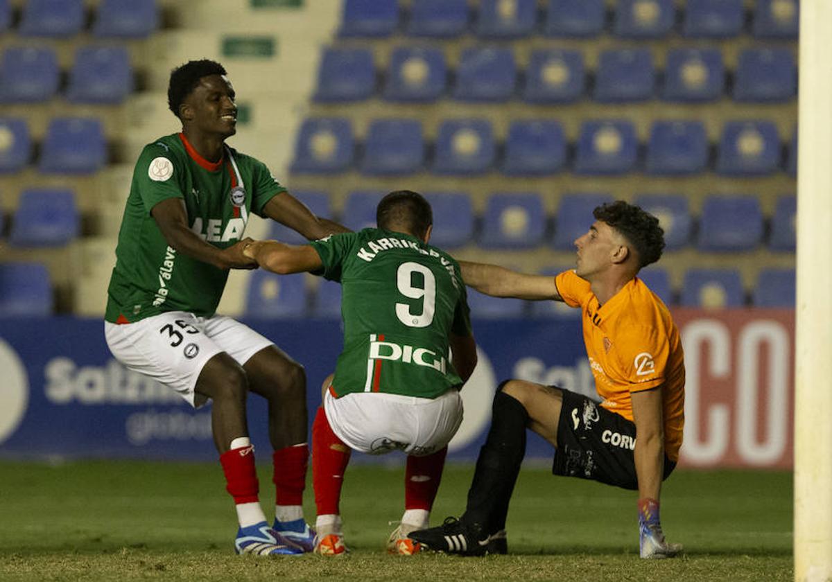 Selu Diallo levanta a Karrikaburu en el área rival.