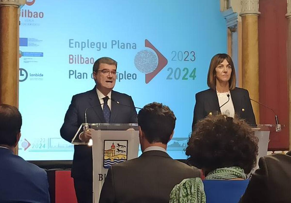 El alcalde de Bilbao, Juan Mari Aburto, y la vicelehendakari y consejera de Trabajo y Empleo del Gobierno Vasco, Idoia Mendia, en la presentación de los Planes de Empleo 2023-2024.