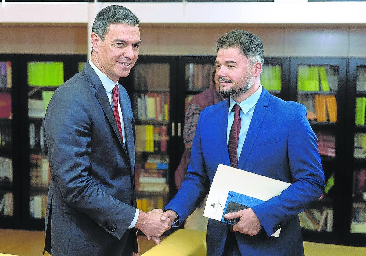 Pedro Sánchez y el portavoz de ERC en el Congreso, Gabriel Rufián, durante la reunión que mantuvieron en el Congreso.