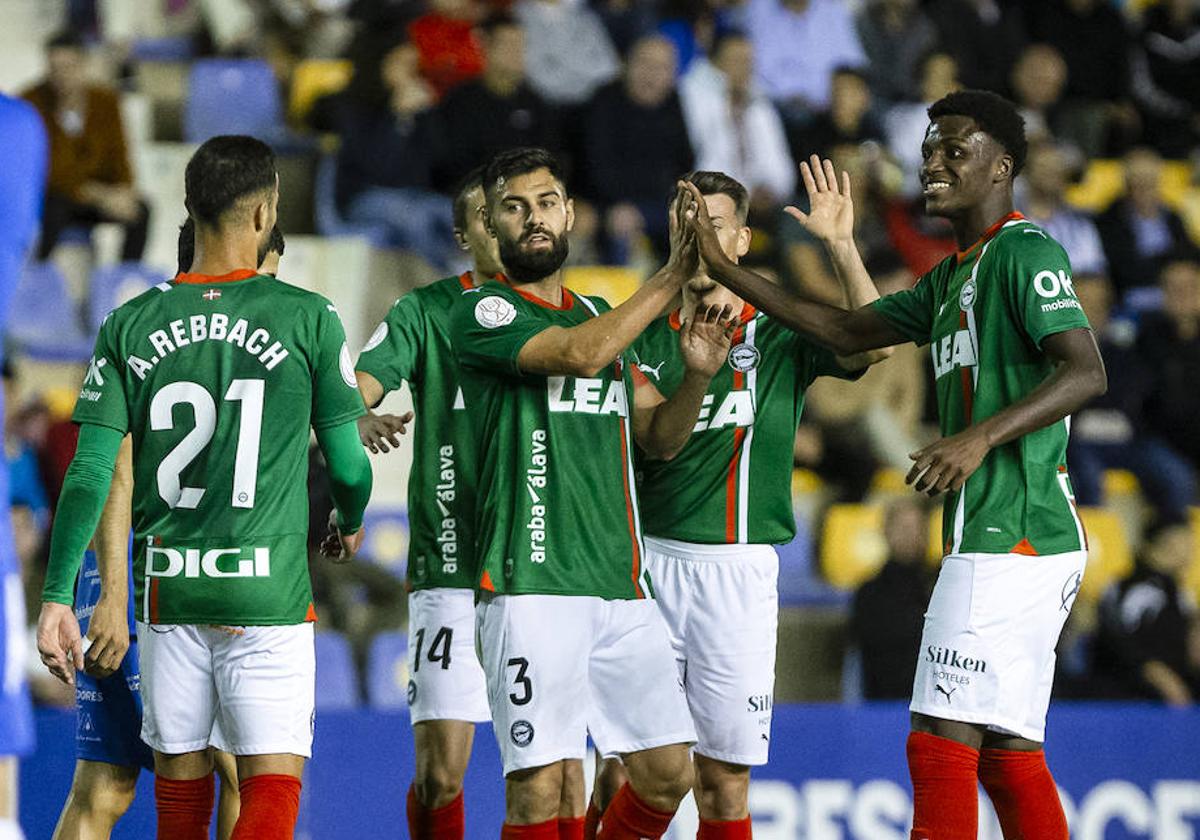 Abde y Selu Diallo felicitan a Duarte por su gol en La Condomina.