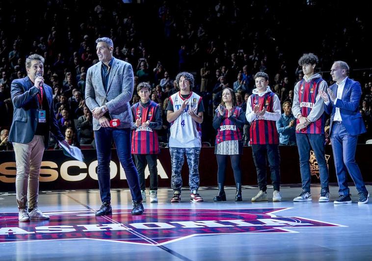 Scola, arropado por su familia, durante el homenaje en el Buesa.