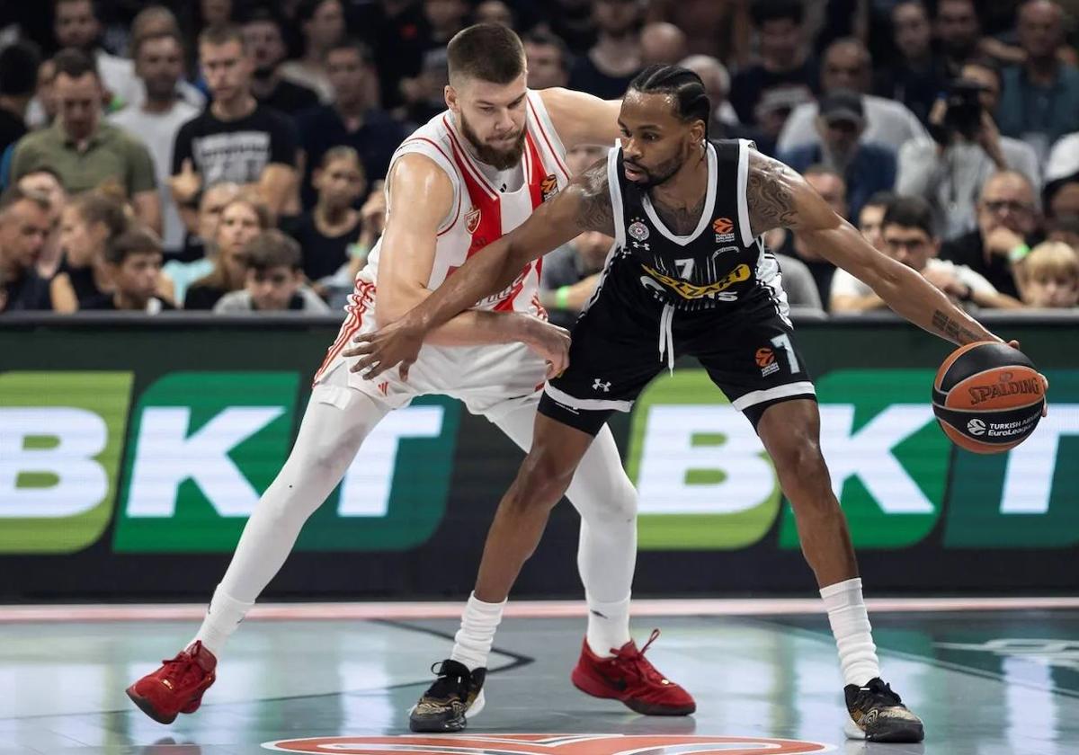 Giedraitis (Estrella Roja) defiende a Kevin Punter (Partizan), ahora lesionado.