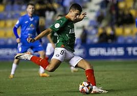 Karrikaburu arma la pierna para disparar en el partido ante el Deportivo Murcia.