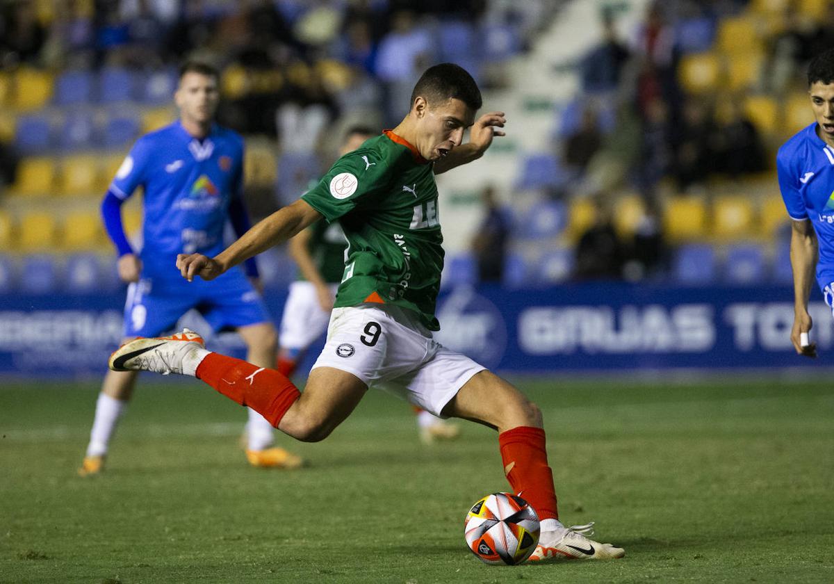 Karrikaburu arma la pierna para disparar en el partido ante el Deportivo Murcia.