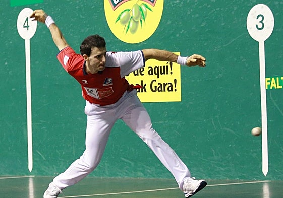 Jokin Altuna se coloca para golpear una pelota con la derecha en el Astelena de Eibar.