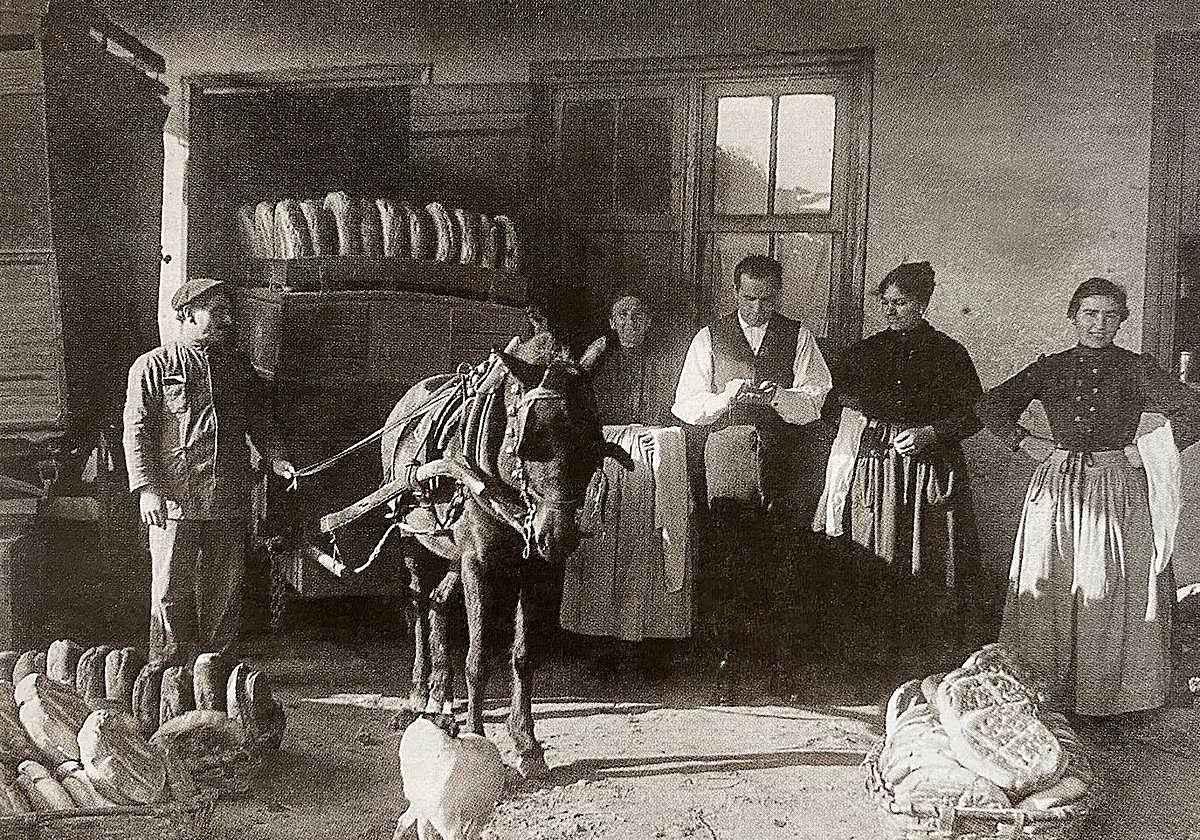 Reparto de pan a principios del siglo XX en Bermeo. 'La alimentación doméstica en Vasconia'.