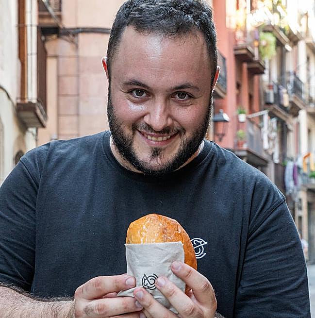 Jon García con su bollo.