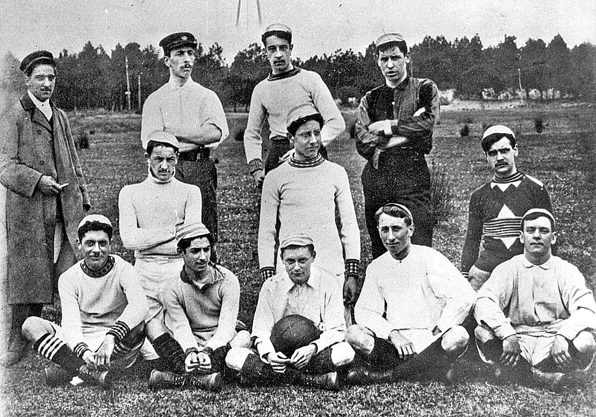 La imagen más antigua del Athletic. De izquierda a derecha y de arriba a abajo: Orbe (Árbitro), Ugalde, Alzola, McLennan, C. Castellanos, Mendiguren, Lede, M. Castellanos, Guinea, Evans, Langford y Davies.