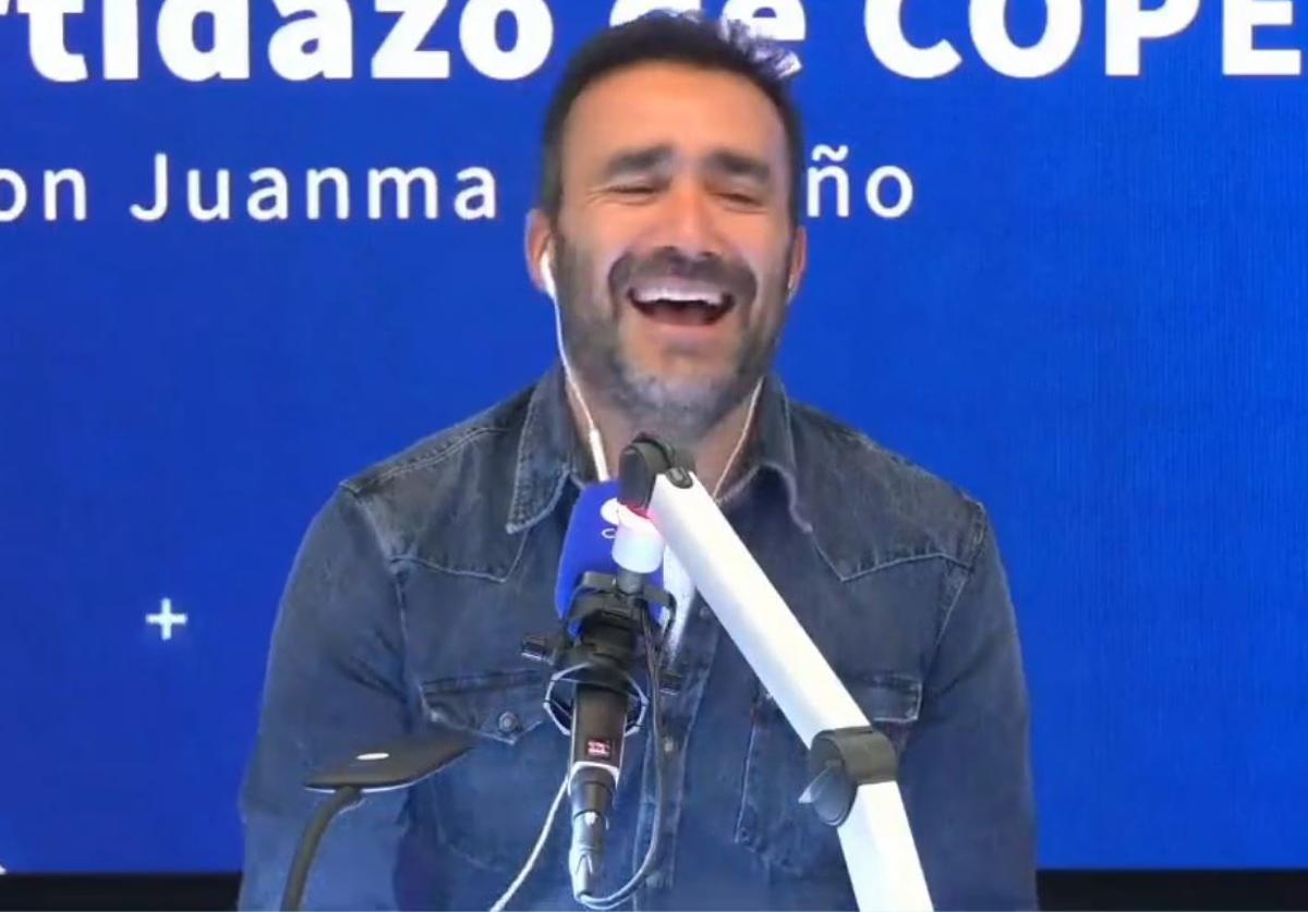 Juanma Castaño, no puede evitar reírse con la comparación de su entrevistado.