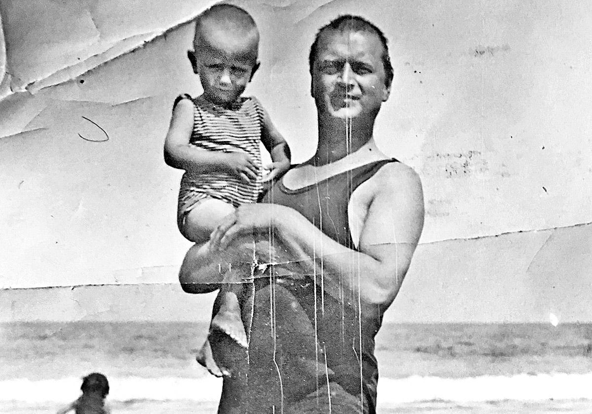 Junto al mar. 'Federico' sostiene en brazos a una de sus hijas.