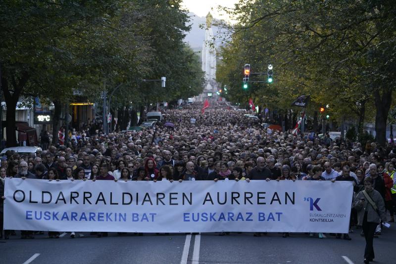 Miles de personas claman en Bilbao para defender el euskera