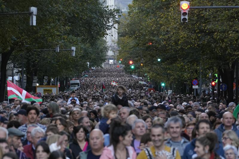 Miles de personas claman en Bilbao para defender el euskera