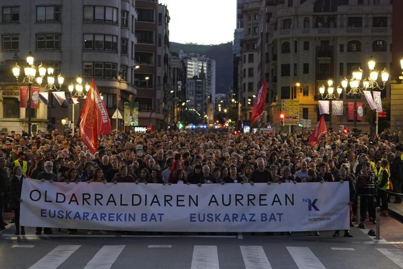 Miles de personas claman en Bilbao para defender el euskera