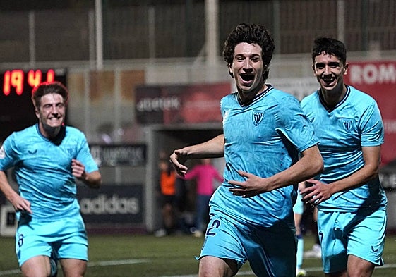 Ibon Sánchez celebra el primero de los tres goles que le endosó el Bilbao Athletic al Arenas.