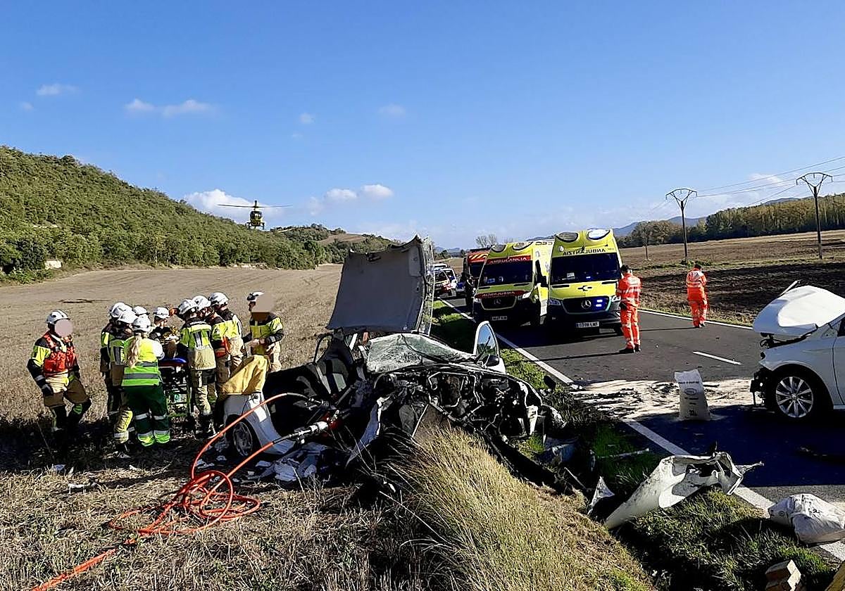 Estado de los vehículos implicados en el siniestro de Lantarón, con el helicóptero al fondo