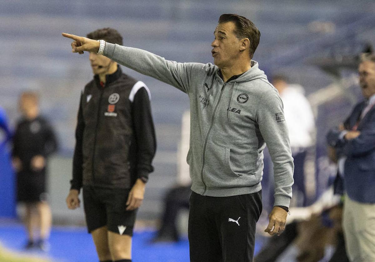 Luis García da instrucciones a sus jugadores en el partido de Copa.