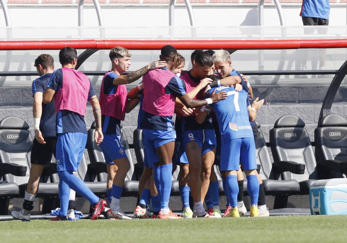 Los azules festejan un gol en Lezama.